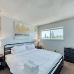 Lovely 2 Bedroom Condo In Quiet Location